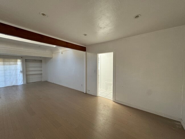 2217 Selby Ave in Los Angeles, CA - Foto de edificio - Building Photo