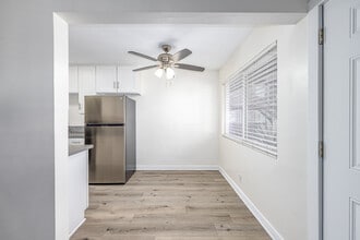 14119 Mulberry Dr. in Whittier, CA - Foto de edificio - Interior Photo