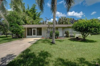 10325 Tarrah Ln in Bonita Springs, FL - Foto de edificio - Building Photo