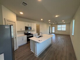 305 Fremont Dr in San Marcos, TX - Building Photo