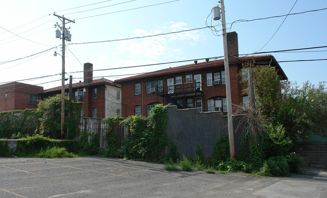 4914-4920 Dodge St in Omaha, NE - Foto de edificio - Building Photo