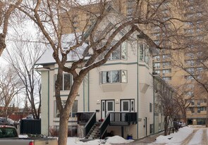 10321 121st St NW in Edmonton, AB - Building Photo