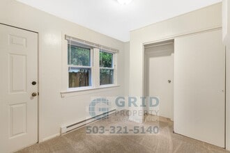5725 SE Center St in Portland, OR - Building Photo - Building Photo