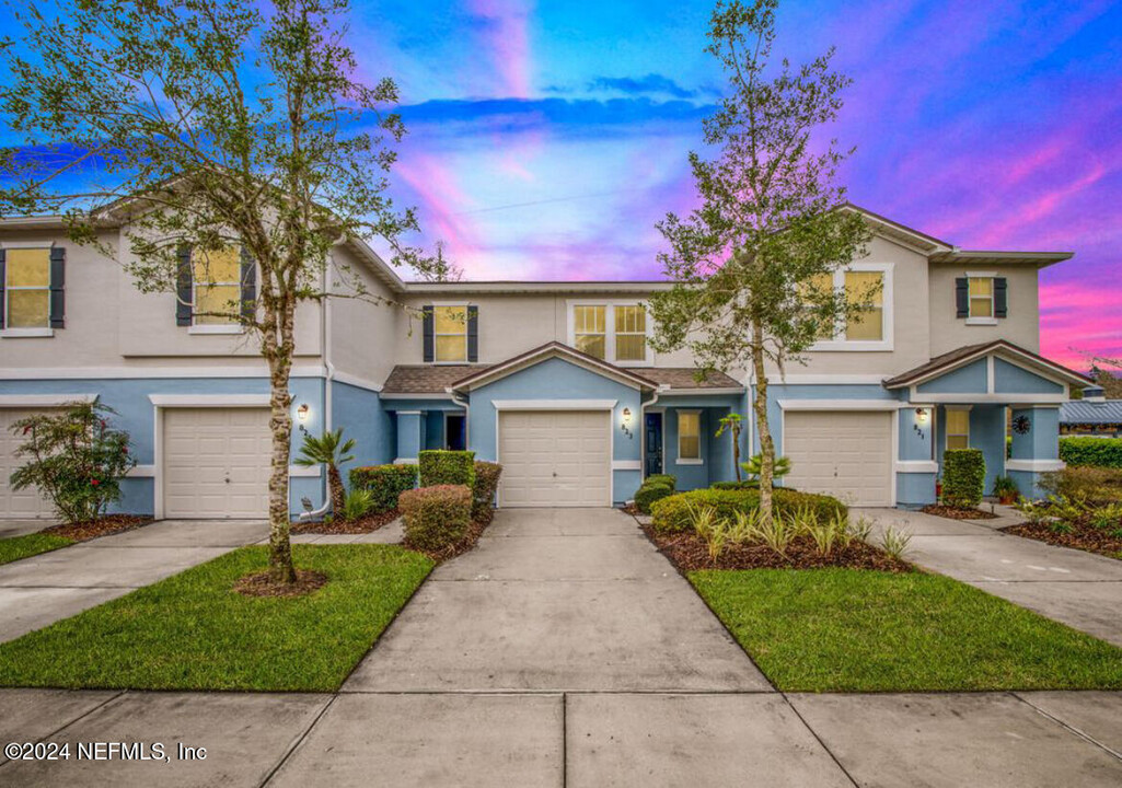 823 Black Cherry Dr S in Saint Johns, FL - Foto de edificio