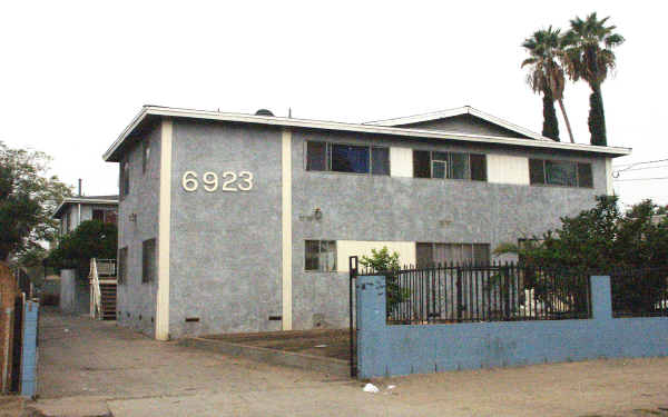 6923 Ben Ave in North Hollywood, CA - Foto de edificio - Building Photo