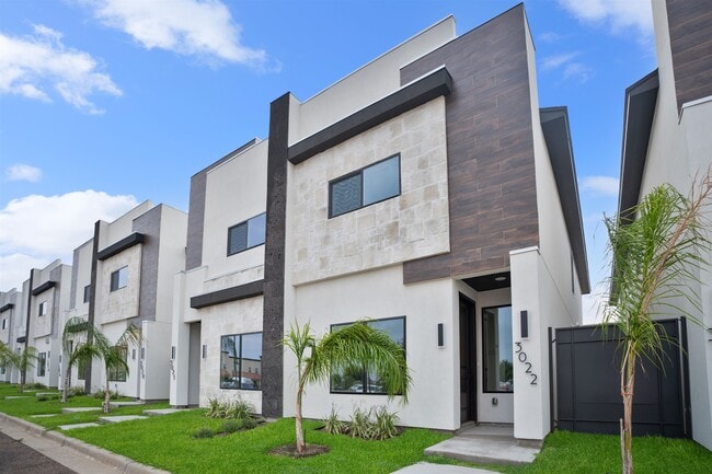 8218 Casa Verde Rd in Laredo, TX - Building Photo - Building Photo