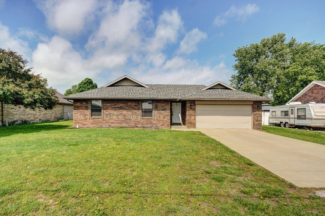 205 Smalley St in Nixa, MO - Building Photo