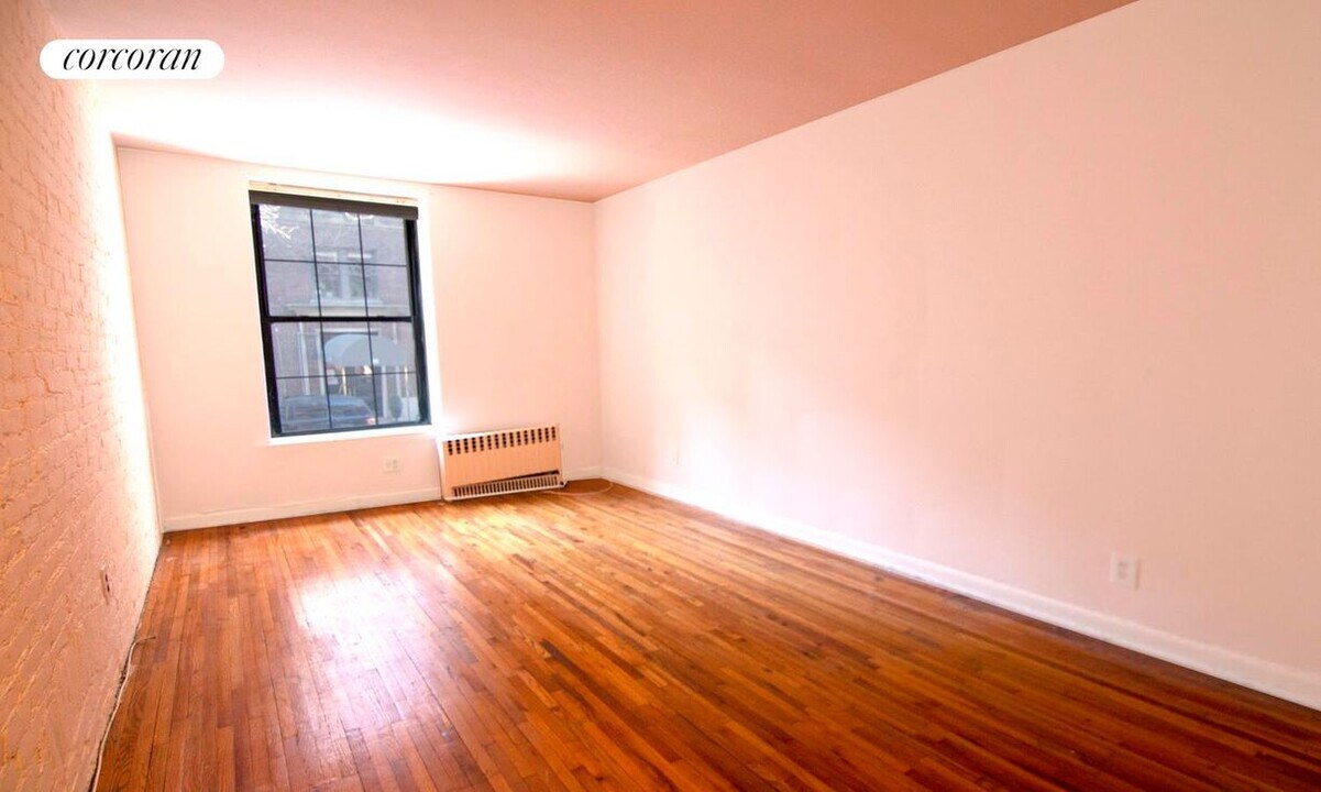 29 W 84th St in New York, NY - Building Photo