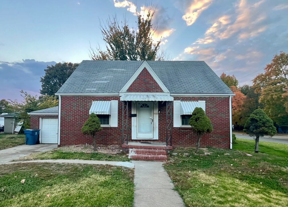 2120 Main St in Alton, IL - Building Photo