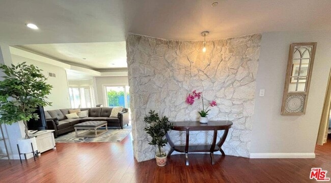 6605 S Sherbourne Dr in Los Angeles, CA - Building Photo - Building Photo