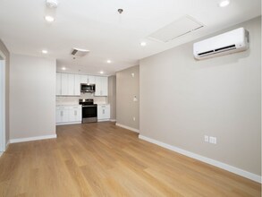 1060 Main St in South Windsor, CT - Building Photo - Building Photo