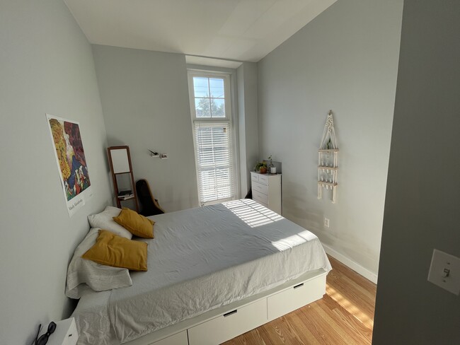 1013 St Paul St, Unit 1B in Baltimore, MD - Foto de edificio - Building Photo