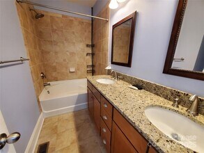 245 N Dotger Ave, Unit G1 in Charlotte, NC - Building Photo - Building Photo