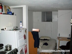 28 S Huntington Ave, Unit B1 in Boston, MA - Foto de edificio - Building Photo