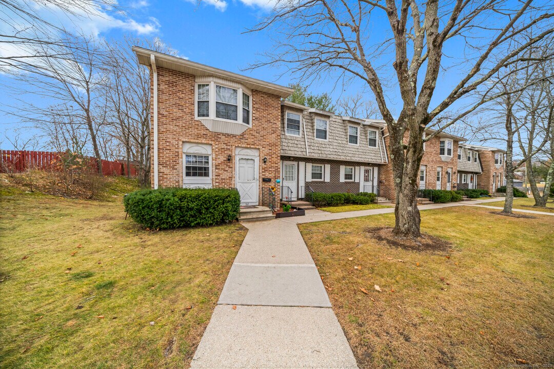 161 Kinney St in Torrington, CT - Building Photo