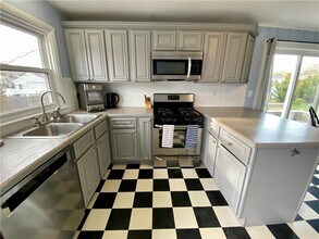 182 Newport Ave in Middletown, RI - Building Photo - Building Photo