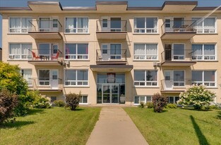 2415 Ch Ste-Foy in Québec, QC - Building Photo