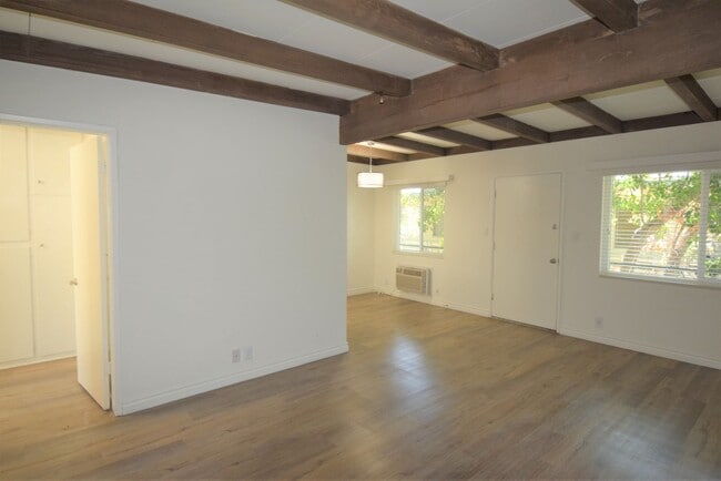 6125 Whitsett Ave in Los Angeles, CA - Foto de edificio - Building Photo