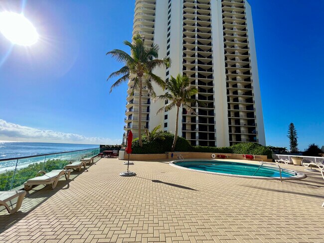 5440 N Ocean Dr in Riviera Beach, FL - Foto de edificio - Building Photo