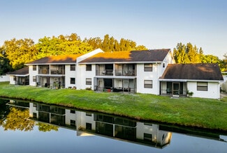 Lake Forest Villas in Sarasota, FL - Foto de edificio - Building Photo