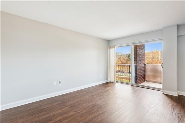 1300 Army Navy Dr in Arlington, VA - Foto de edificio - Building Photo