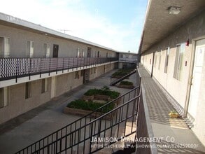 13709 Chadron Avenue in Hawthorne, CA - Building Photo - Building Photo