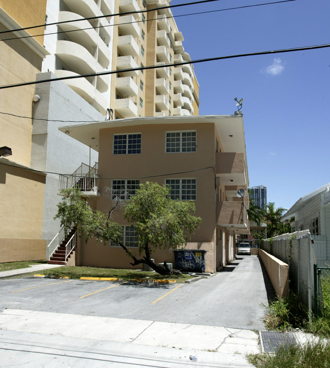 27 SW 11th St in Miami, FL - Building Photo