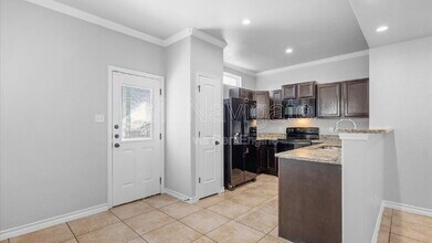 6962 Lakeview Dr. in San Antonio, TX - Building Photo - Building Photo