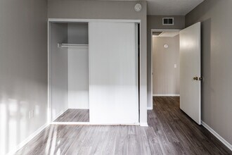 Creekside Village in San Bernardino, CA - Foto de edificio - Interior Photo
