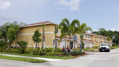 Avon Point Townhomes in North Lauderdale, FL - Building Photo - Building Photo