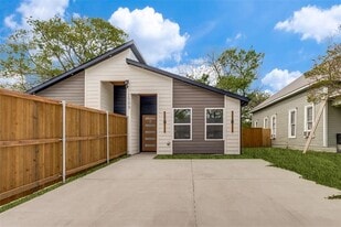1509 Locust St in Commerce, TX - Building Photo