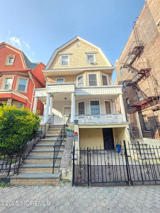 122 Jewett Ave in Jersey City, NJ - Building Photo