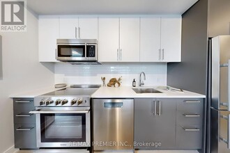 664-664 Spadina Ave. in Toronto, ON - Building Photo - Building Photo