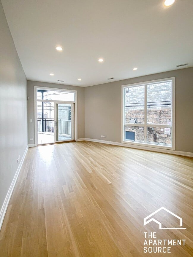 1050 W Cornelia Ave, Unit 201 in Chicago, IL - Building Photo - Building Photo