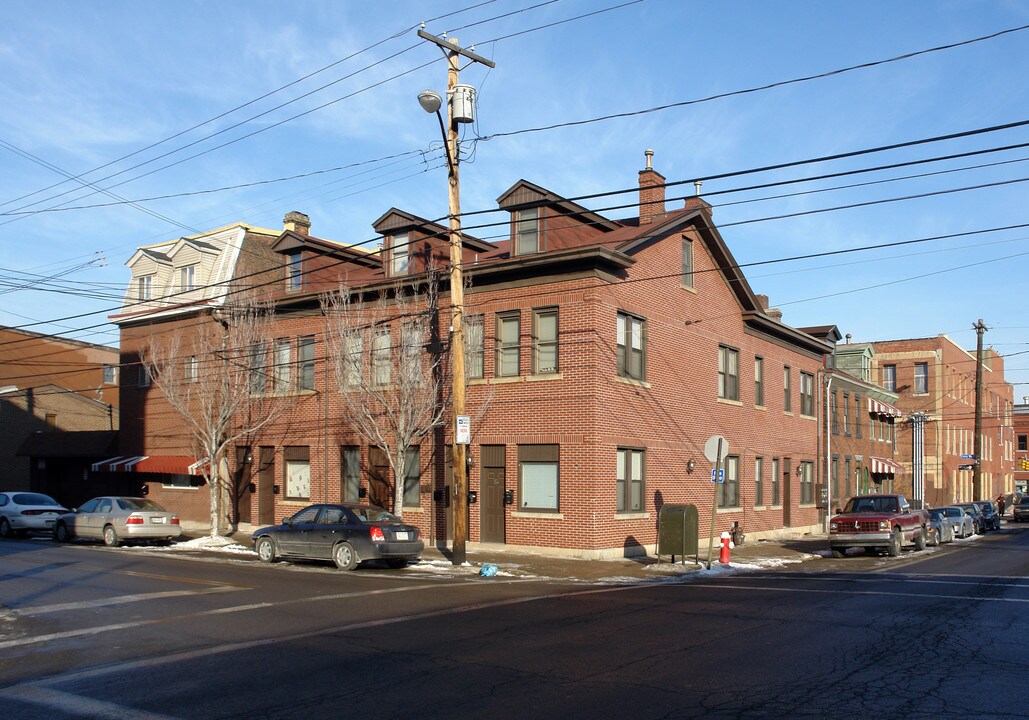 2027 Sarah St in Pittsburgh, PA - Foto de edificio