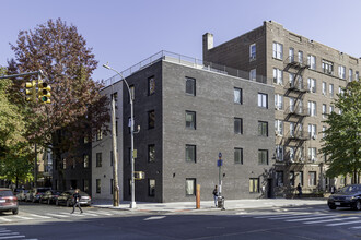 261 Bedford Park Blvd in Bronx, NY - Foto de edificio - Building Photo