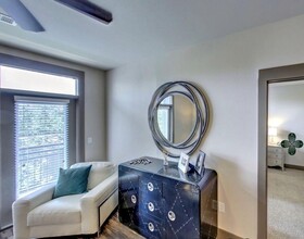 2033 S Gessner Rd in Houston, TX - Building Photo - Building Photo