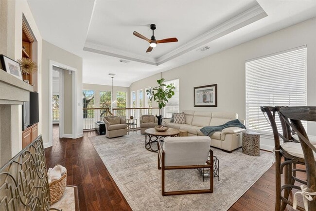 345 The Hills Dr in The Hills, TX - Foto de edificio - Building Photo