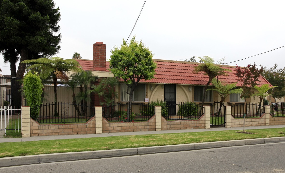 302 Leatrice Ln in Anaheim, CA - Building Photo