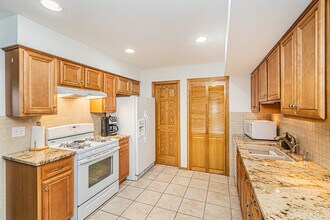 1305 Kingsbury Dr in Hanover Park, IL - Building Photo - Building Photo