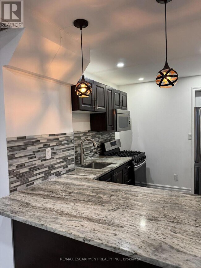 1152 King St E in Hamilton, ON - Building Photo - Building Photo