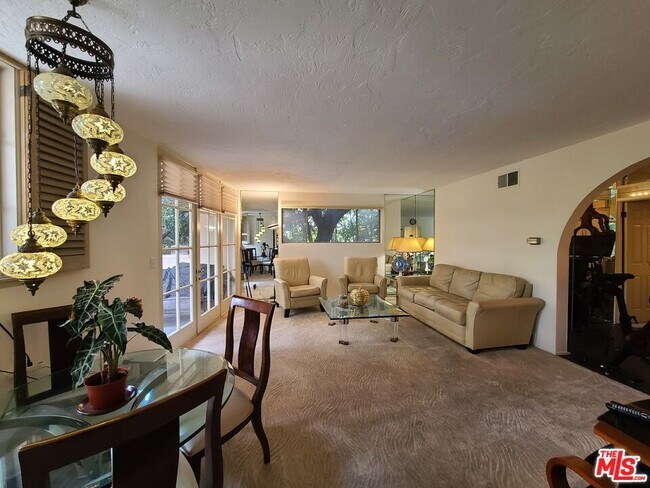 933 Hilgard Ave in Los Angeles, CA - Building Photo - Building Photo