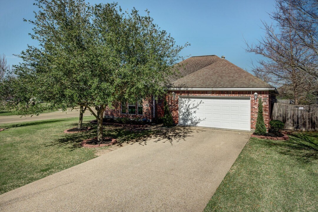 Available August 2026! Beautiful 4 Bed, 2 Bath in a Fantastic Location! in College Station, TX - Building Photo