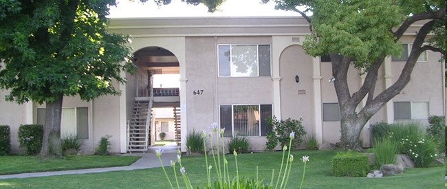 Clovis Courtyard Apartments in Clovis, CA - Foto de edificio - Building Photo