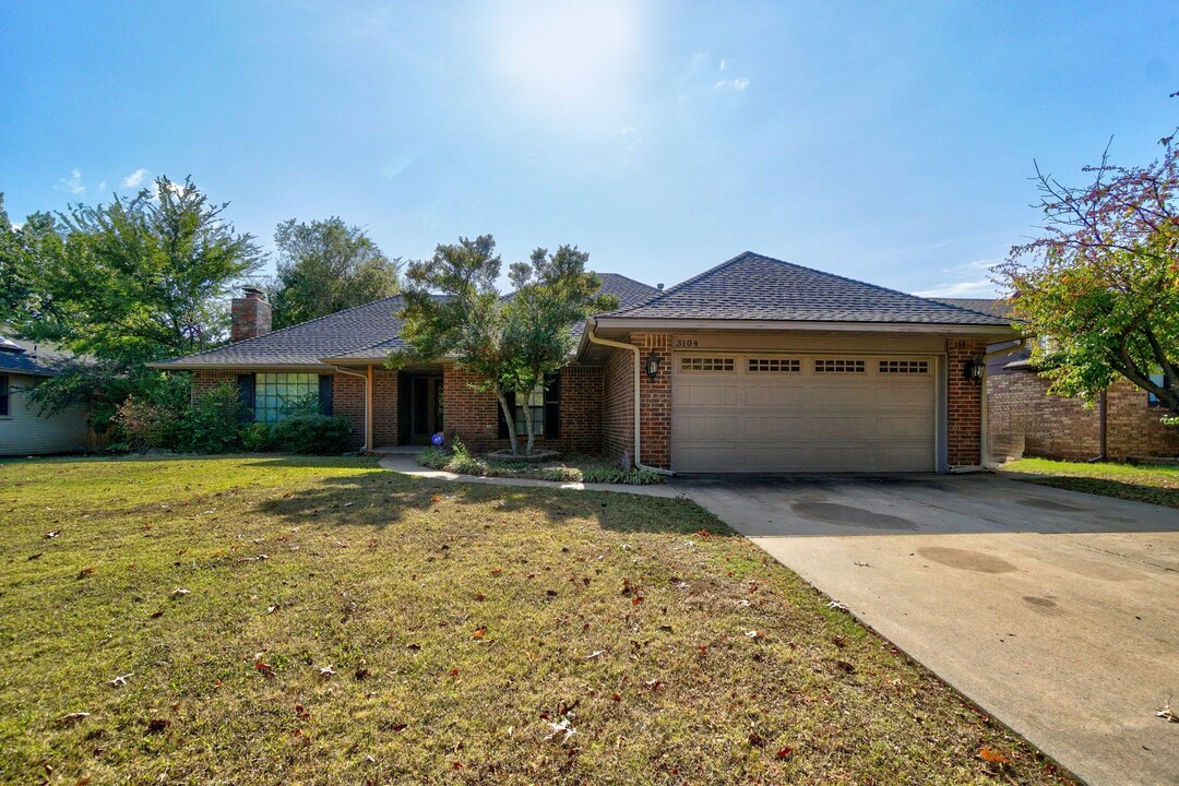 3104 Crown Feathers Dr in Edmond, OK - Foto de edificio