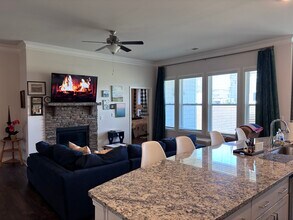 62 Fox Cove Rd in Hendersonville, NC - Foto de edificio - Building Photo