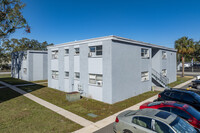 Oakwood Apartments in Tampa, FL - Building Photo - Building Photo