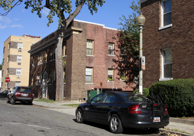 1449 Oak St NW in Washington, DC - Building Photo - Building Photo