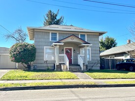 8421 N Fiske Ave in Portland, OR - Building Photo