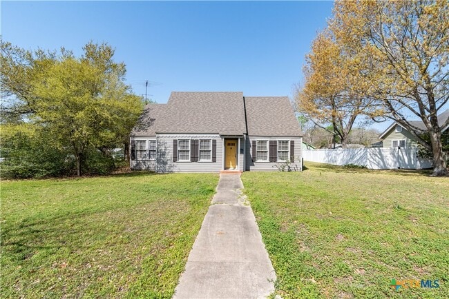 712 S Walnut Ave in Luling, TX - Building Photo - Building Photo